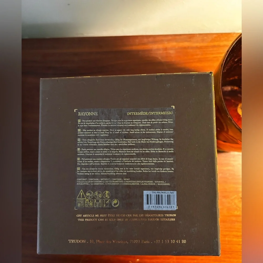Trudon Empty LARGE intermezzo Bayonne candle vessel. Gold and red foil design. - Picture 11 of 11